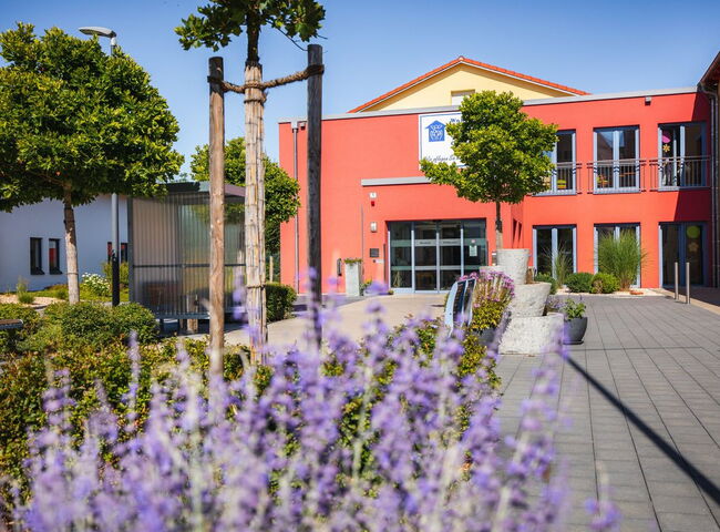 Blick auf Haupteingang Wohnresidenz St. Raphael