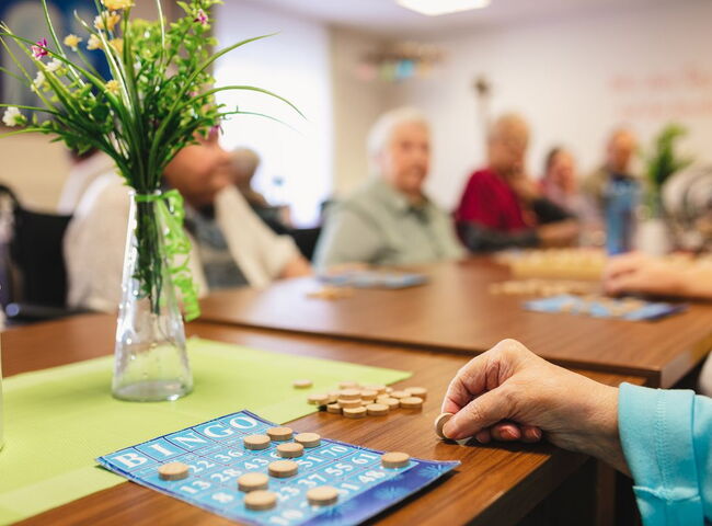 Gemeinsames Bingo spielen am Tisch