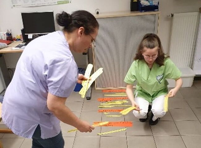 Auszubildende lernt spielerisch Pflegebegriffe