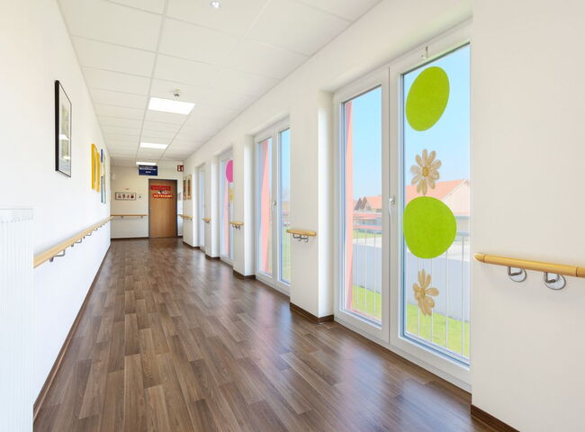 Lichtdurchfluteter Flur mit großen Fenstern