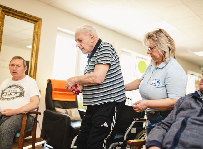 Ein Bewohner wird zum Ball werfen animiert