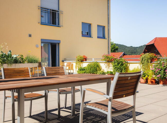 Eine Sitzgarnitur auf der Terrasse im Innenhof