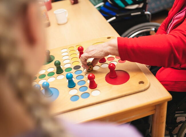 Bewohner spielen Mensch ärgere dich nicht