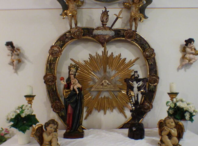 Devotionalien zu einem Altar aufgebahrt