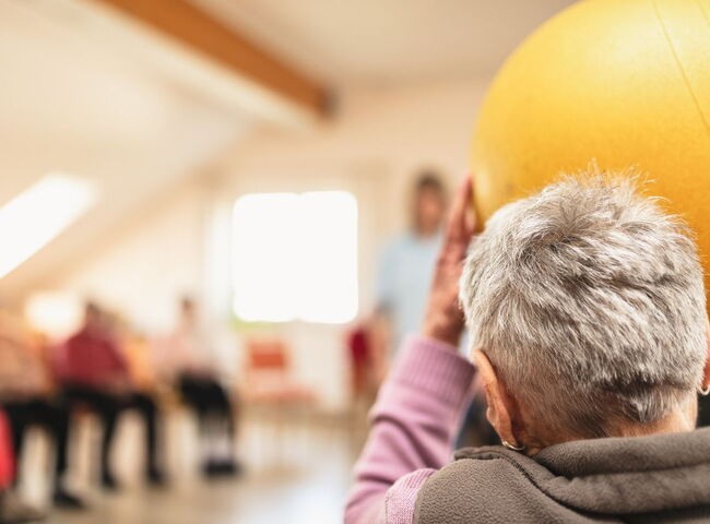 Eine Bewohnerin wirft einen großen Ball