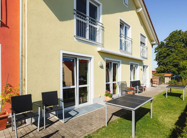 Terrasse mit Sitzmöglichkeiten und Tischen