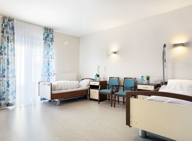 In blau farblich abgestimmtes Bewohnerzimmer