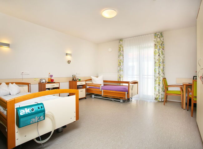 In grün farblich abgestimmtes Bewohnerzimmer