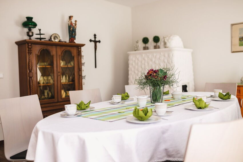 Festlich gedeckte Tafel in der Stube mit Kaminofen