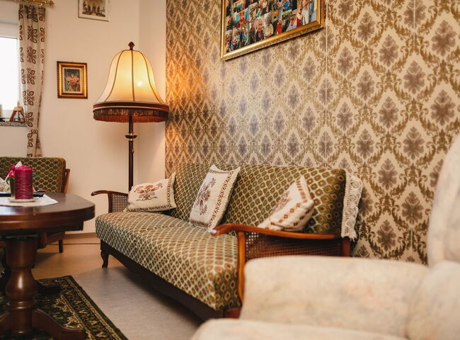 Nostalgisch eingerichtetes Zimmer mit Möbeln und Tapeten aus früheren Tagen