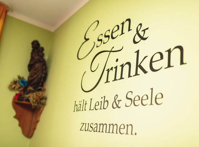 Spruch an der Wand Essen und Trinken hält Leib und Seele zusammen
