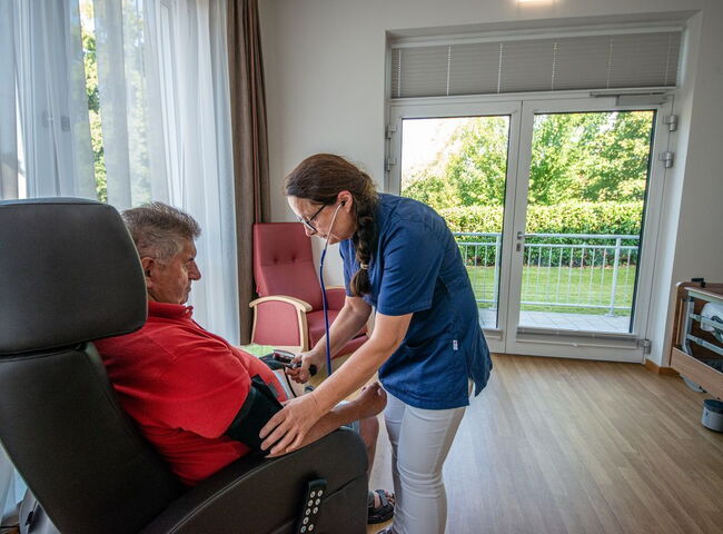 Irene Gschwendner misst Blutdruck bei einem Bewohner