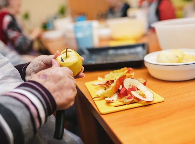Ein Apfel wird geschält