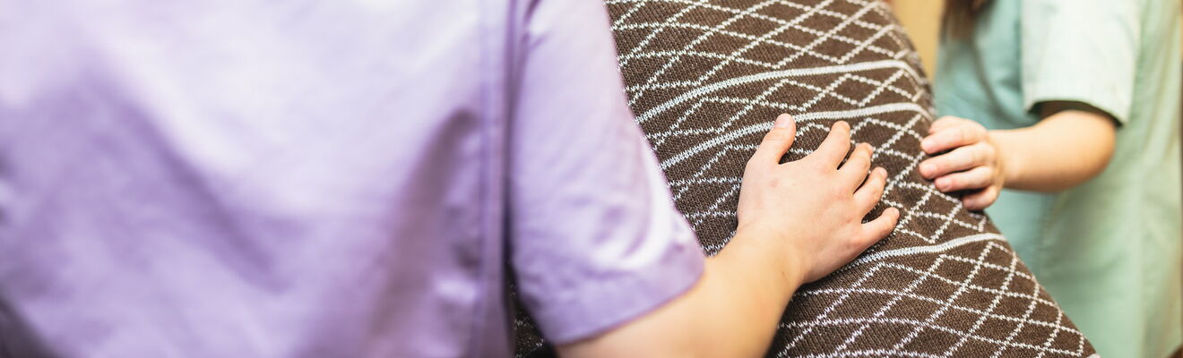 Pflegepersonal stützt einen Bewohner