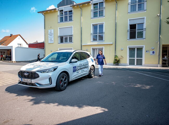 Irene Gschwendner auf dem Weg zum Außendienstfahrzeug