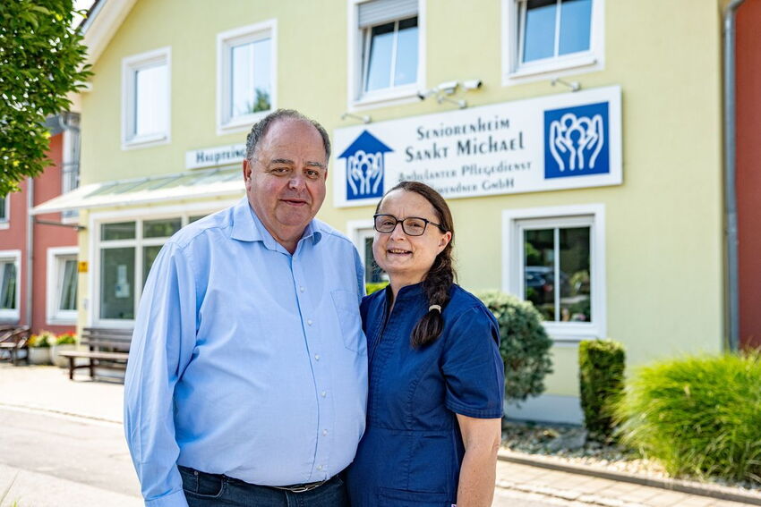 Karl und Irene Gschwendner vor dem Seniorenheim Sankt Michael